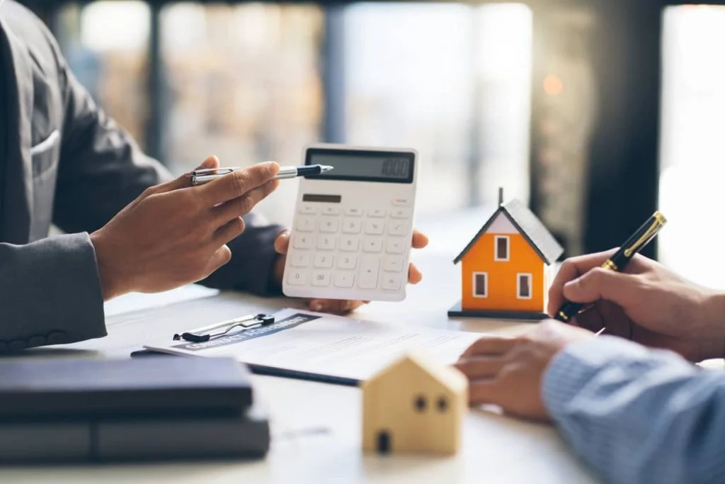 التنسيق مع البنوك والجهات التمويلية